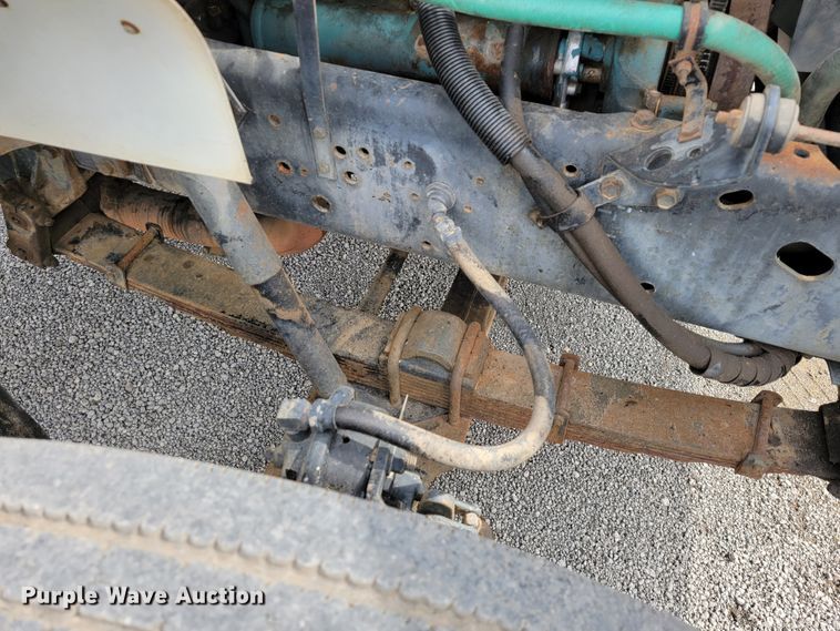 image for item JE9928 1993 International 4900  semi truck