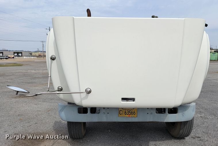 image for item JE9928 1993 International 4900  semi truck