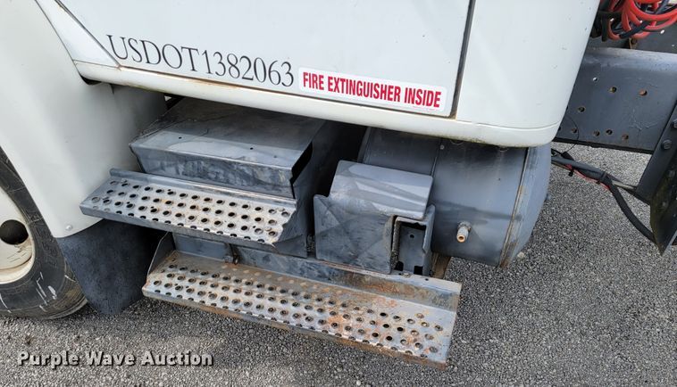 image for item JE9928 1993 International 4900  semi truck