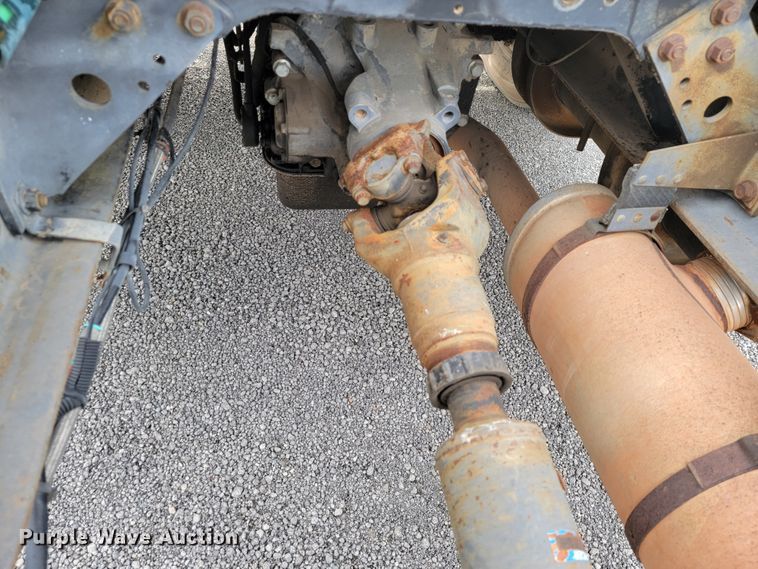 image for item JE9928 1993 International 4900  semi truck