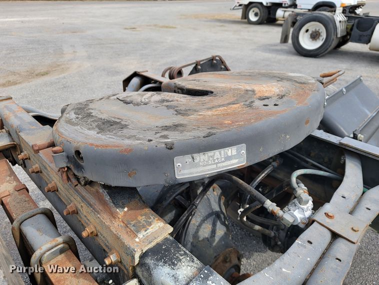 image for item JE9928 1993 International 4900  semi truck