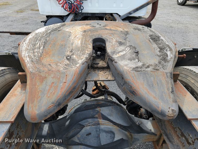 image for item JE9928 1993 International 4900  semi truck