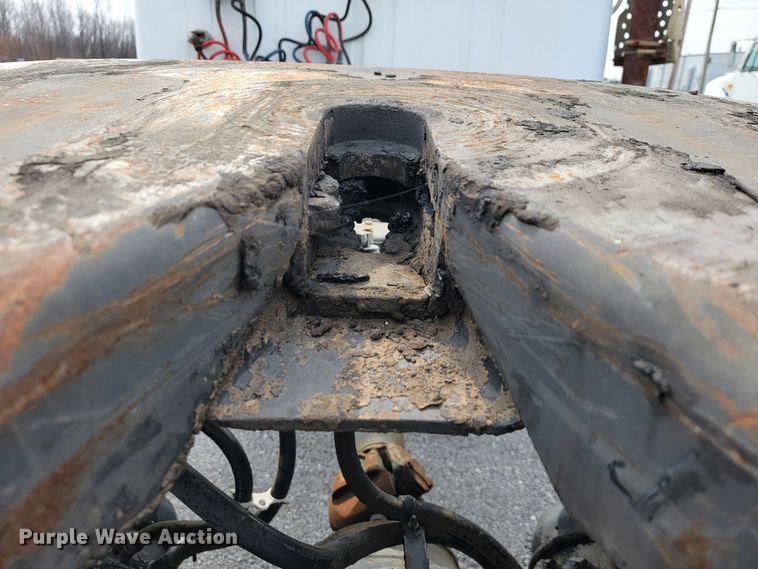 image for item JE9928 1993 International 4900  semi truck