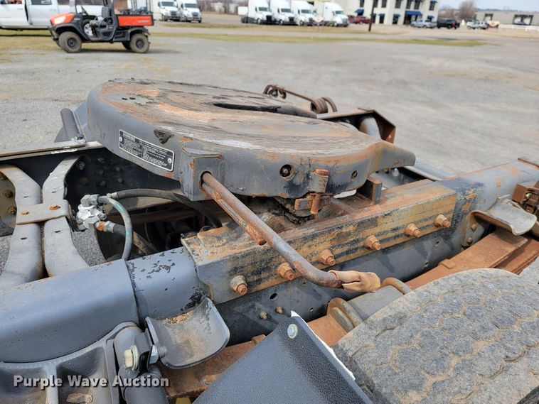 image for item JE9928 1993 International 4900  semi truck