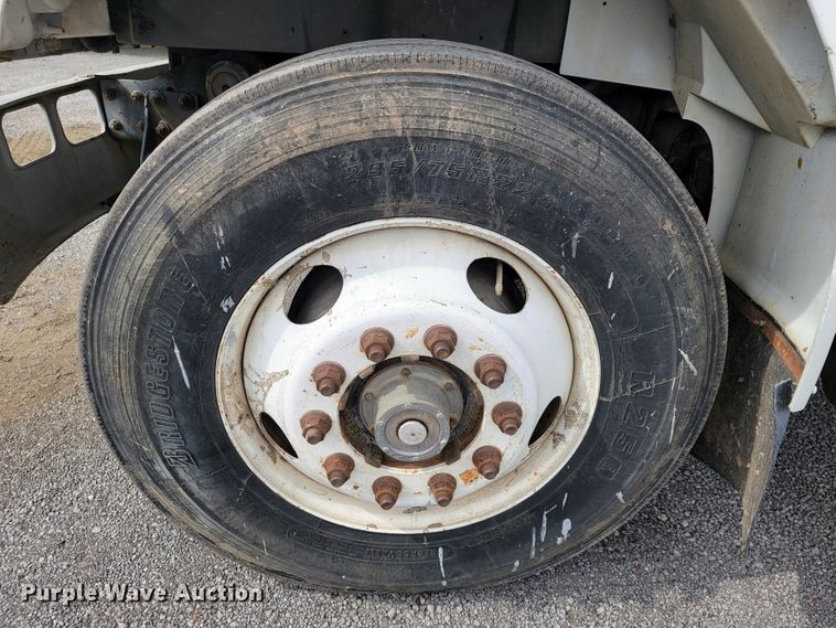 image for item JE9928 1993 International 4900  semi truck