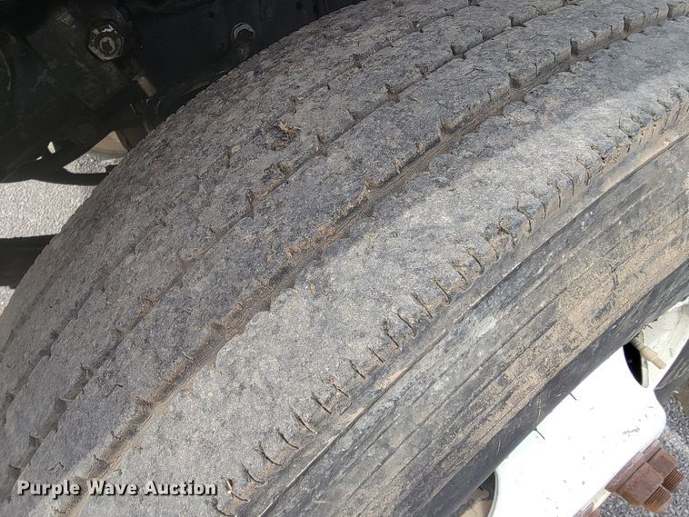 image for item JE9928 1993 International 4900  semi truck