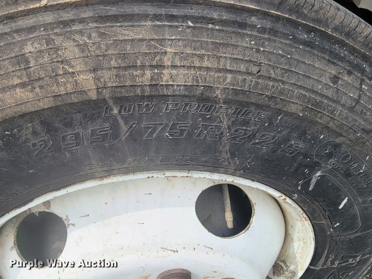 image for item JE9928 1993 International 4900  semi truck