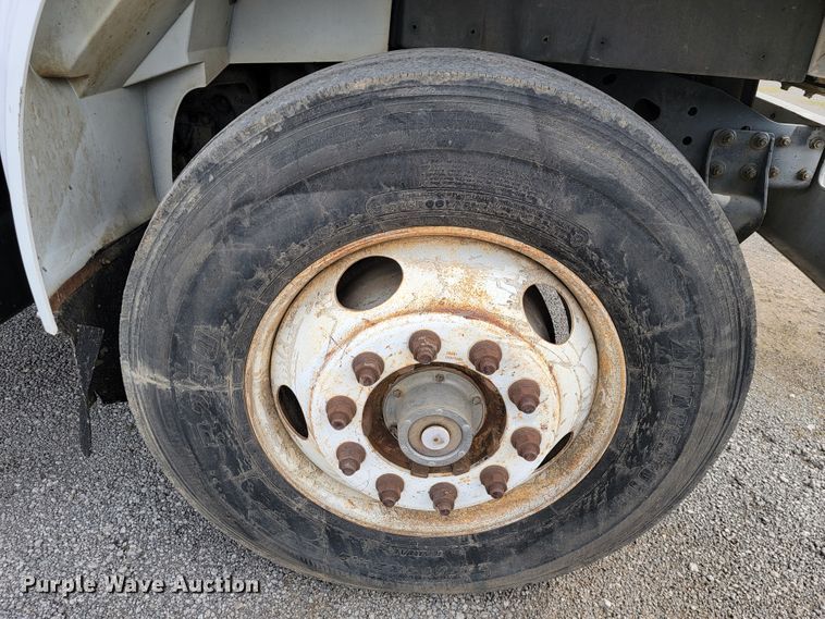 image for item JE9928 1993 International 4900  semi truck