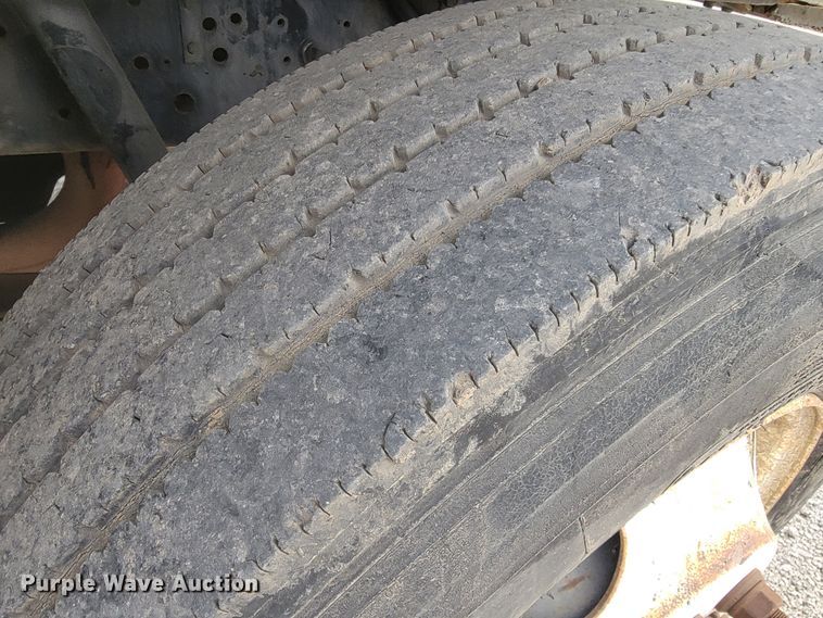 image for item JE9928 1993 International 4900  semi truck