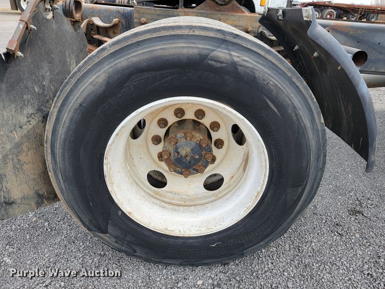 image for item JE9928 1993 International 4900  semi truck