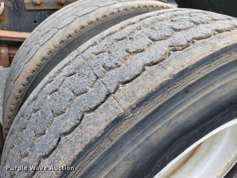 image for item JE9928 1993 International 4900  semi truck