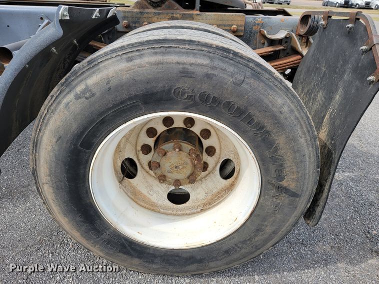 image for item JE9928 1993 International 4900  semi truck