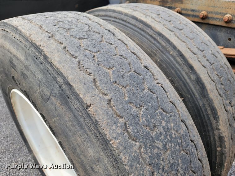 image for item JE9928 1993 International 4900  semi truck