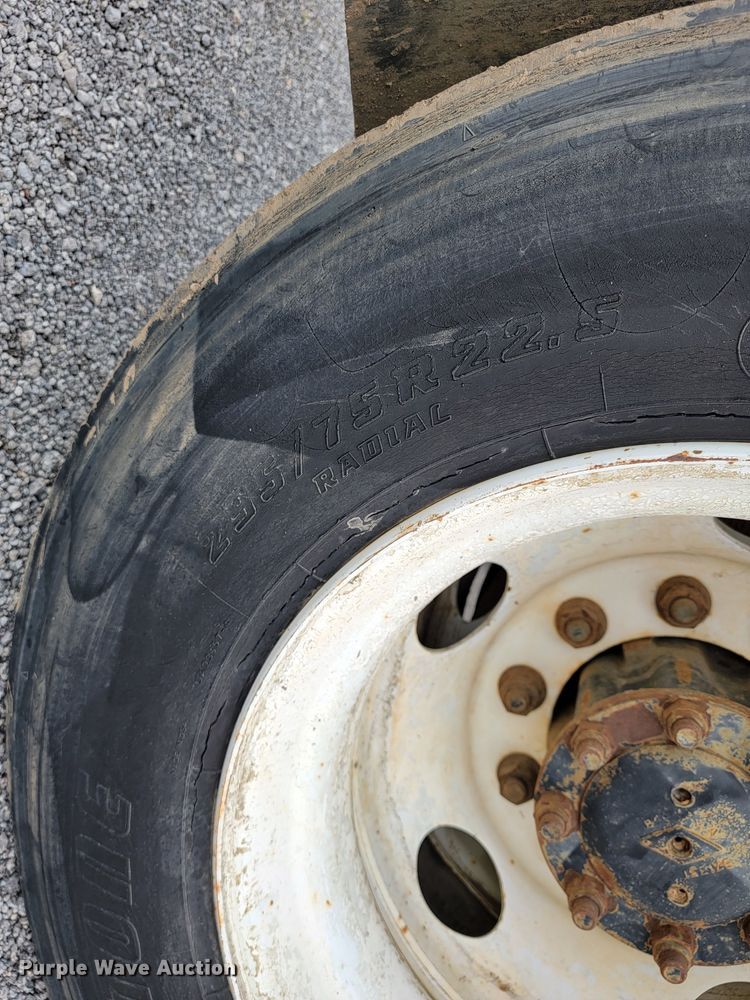 image for item JE9928 1993 International 4900  semi truck