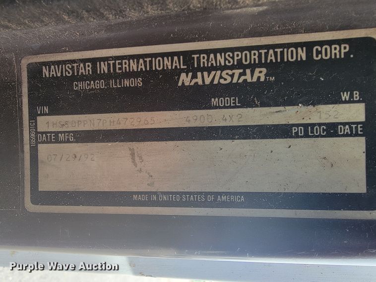 image for item JE9928 1993 International 4900  semi truck