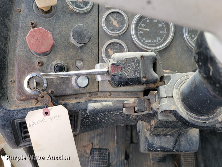 image for item JE9929 1992 Ford Aero Max L9000  water truck