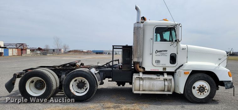 image for item JE9932 2000 Freightliner FLD120  semi truck