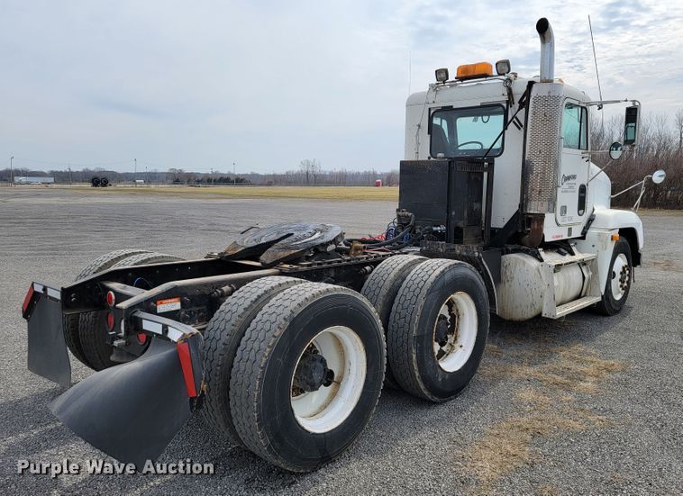 image for item JE9932 2000 Freightliner FLD120  semi truck