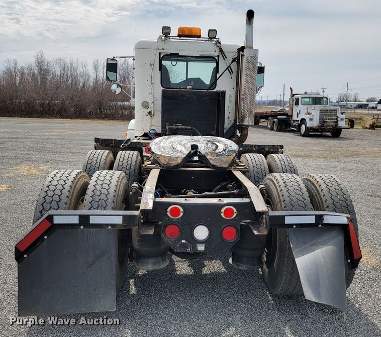 image for item JE9932 2000 Freightliner FLD120  semi truck