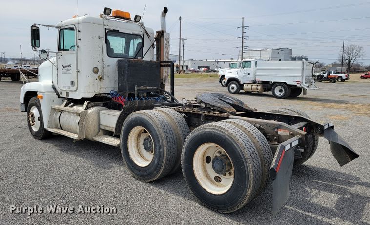 image for item JE9932 2000 Freightliner FLD120  semi truck