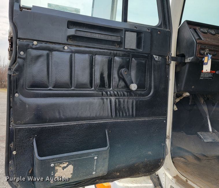 image for item JE9932 2000 Freightliner FLD120  semi truck