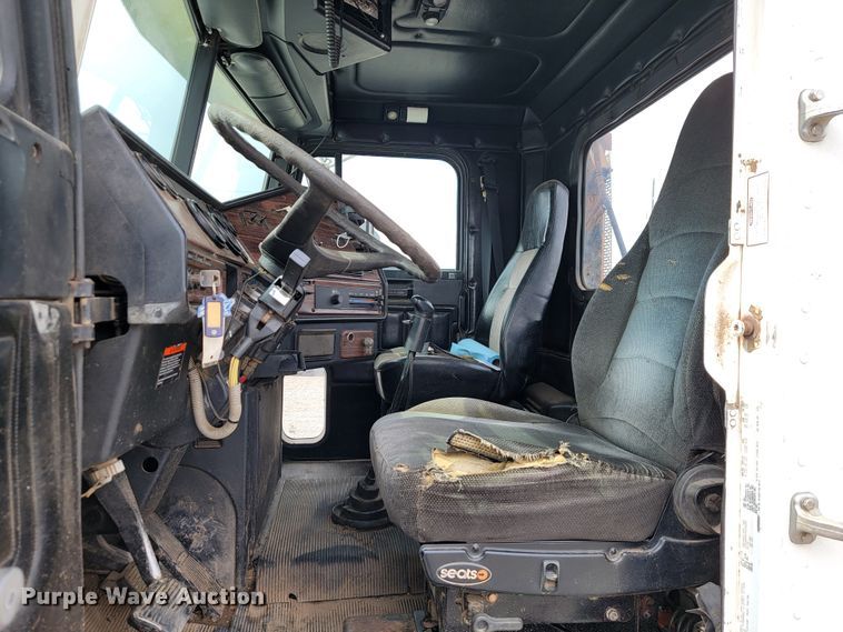 image for item JE9932 2000 Freightliner FLD120  semi truck