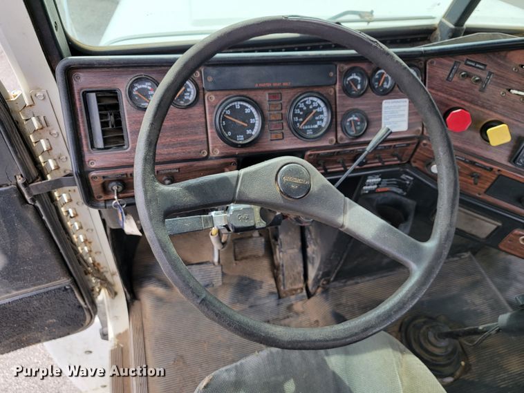 image for item JE9932 2000 Freightliner FLD120  semi truck