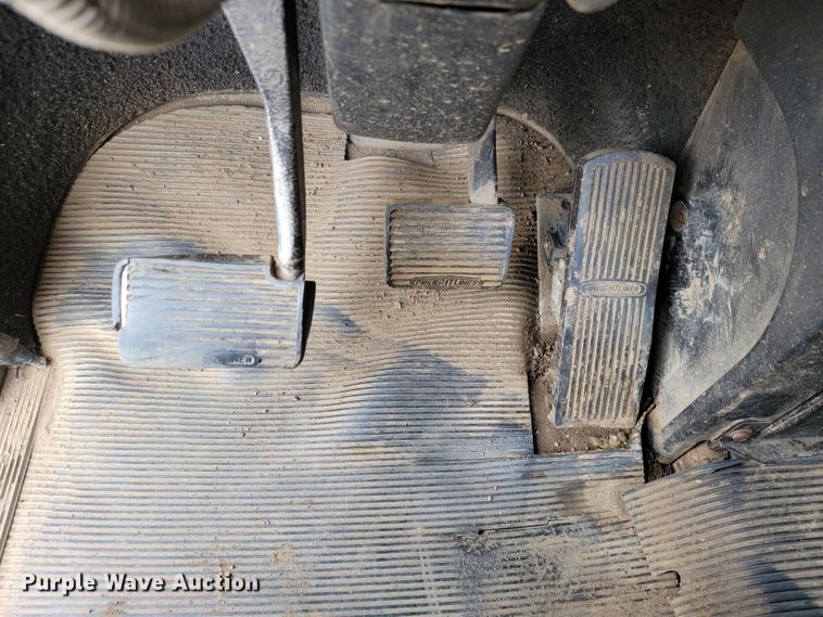 image for item JE9932 2000 Freightliner FLD120  semi truck