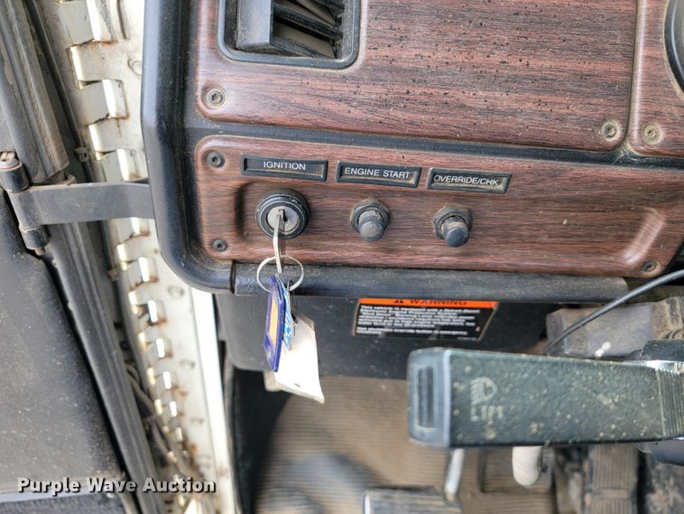 image for item JE9932 2000 Freightliner FLD120  semi truck