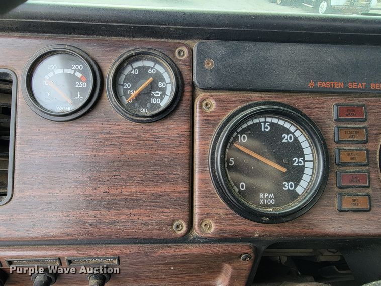 image for item JE9932 2000 Freightliner FLD120  semi truck