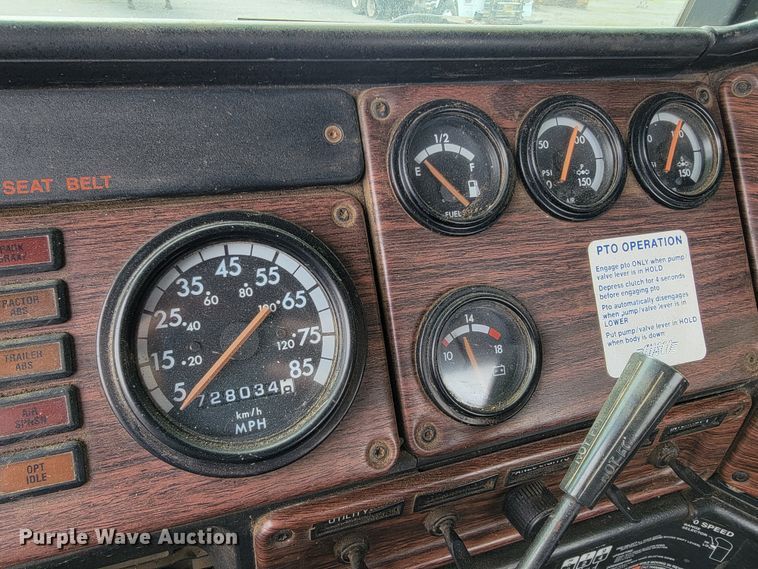 image for item JE9932 2000 Freightliner FLD120  semi truck