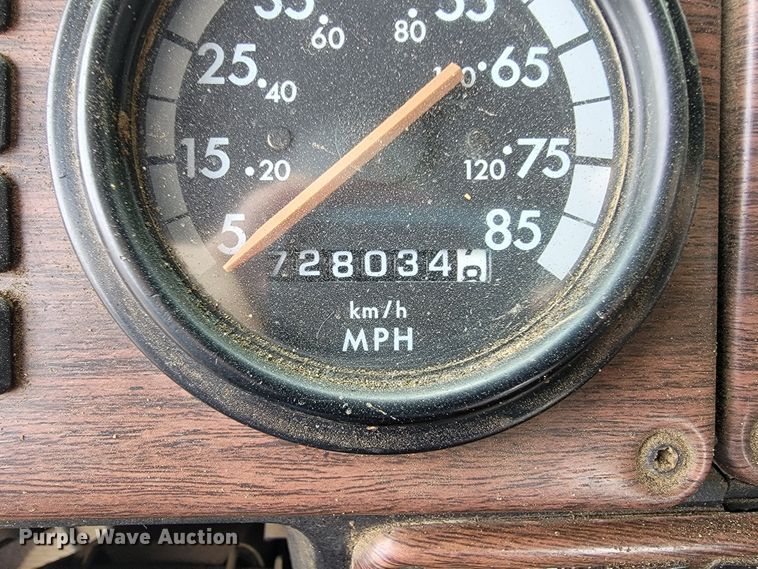 image for item JE9932 2000 Freightliner FLD120  semi truck