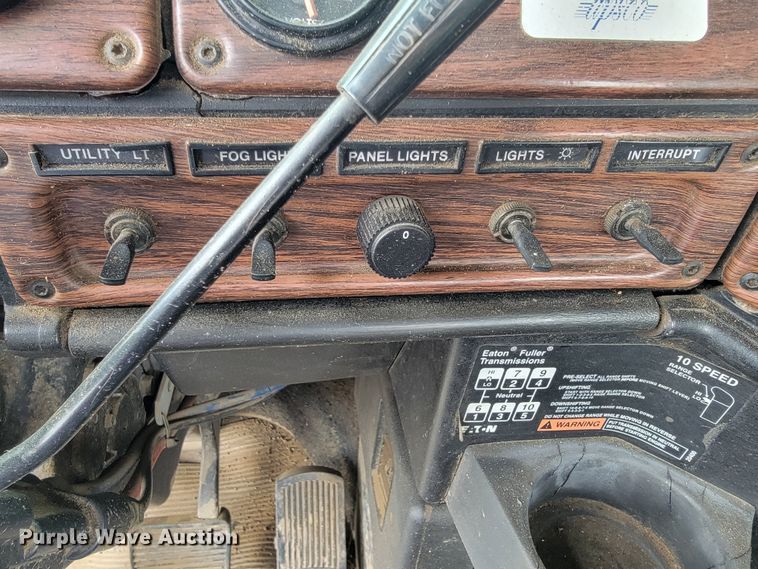 image for item JE9932 2000 Freightliner FLD120  semi truck