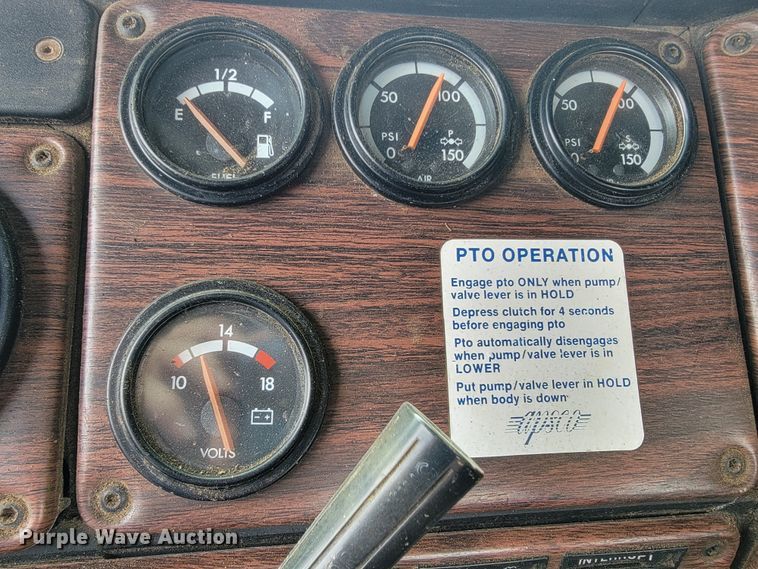 image for item JE9932 2000 Freightliner FLD120  semi truck