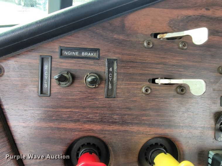 image for item JE9932 2000 Freightliner FLD120  semi truck