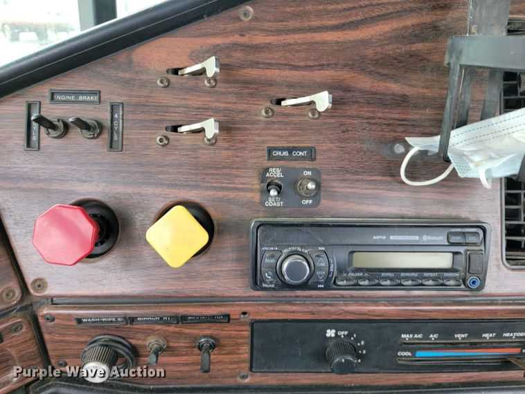 image for item JE9932 2000 Freightliner FLD120  semi truck