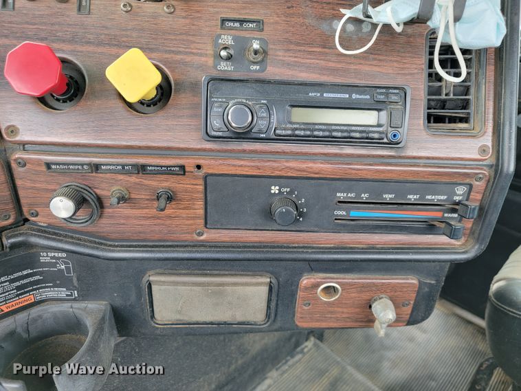 image for item JE9932 2000 Freightliner FLD120  semi truck