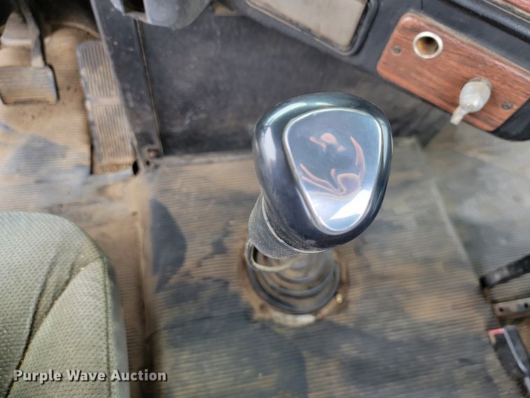 image for item JE9932 2000 Freightliner FLD120  semi truck