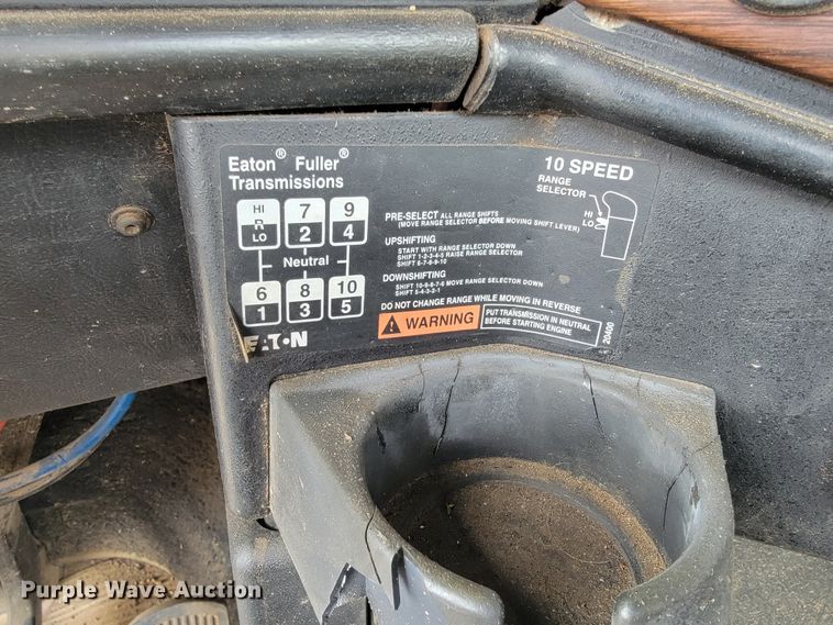 image for item JE9932 2000 Freightliner FLD120  semi truck