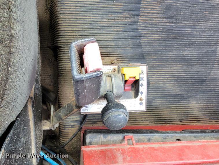 image for item JE9932 2000 Freightliner FLD120  semi truck