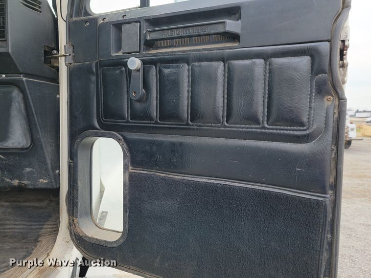 image for item JE9932 2000 Freightliner FLD120  semi truck