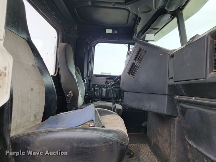 image for item JE9932 2000 Freightliner FLD120  semi truck