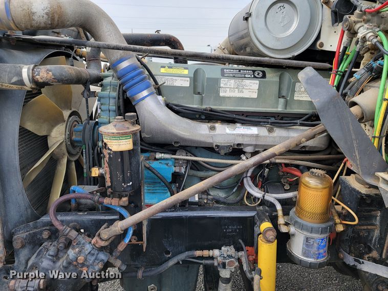 image for item JE9932 2000 Freightliner FLD120  semi truck