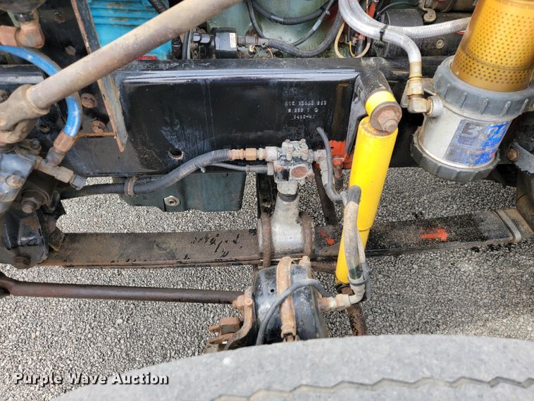 image for item JE9932 2000 Freightliner FLD120  semi truck