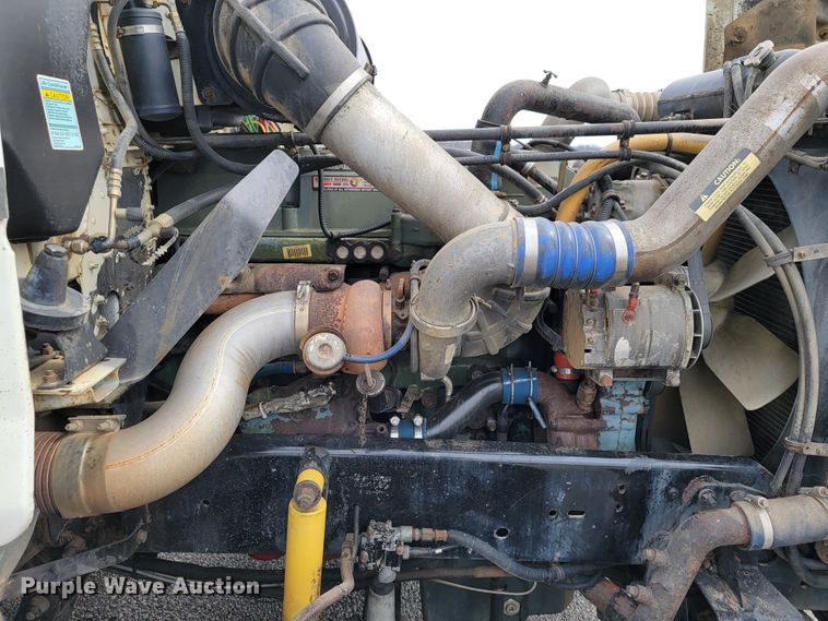 image for item JE9932 2000 Freightliner FLD120  semi truck