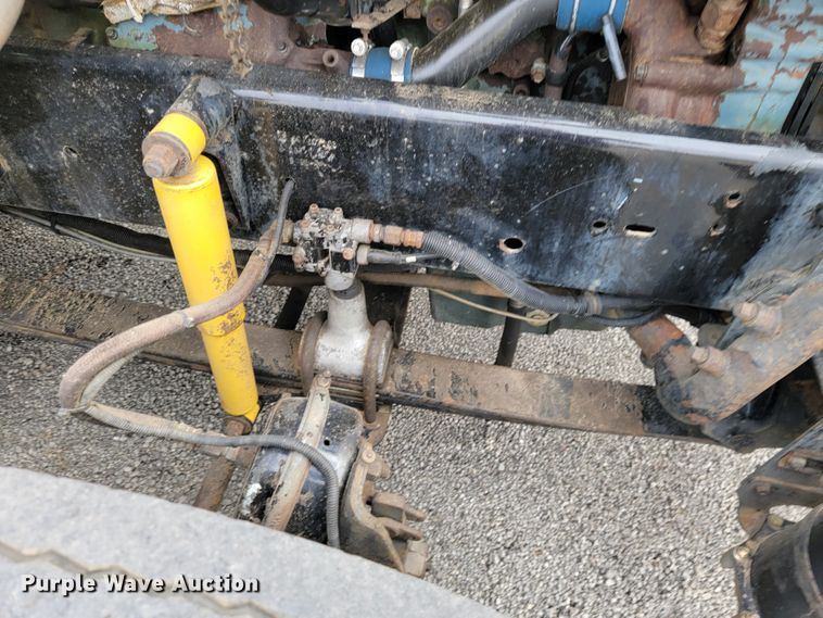 image for item JE9932 2000 Freightliner FLD120  semi truck