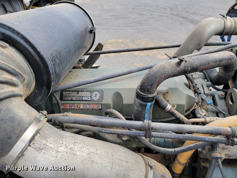 image for item JE9932 2000 Freightliner FLD120  semi truck