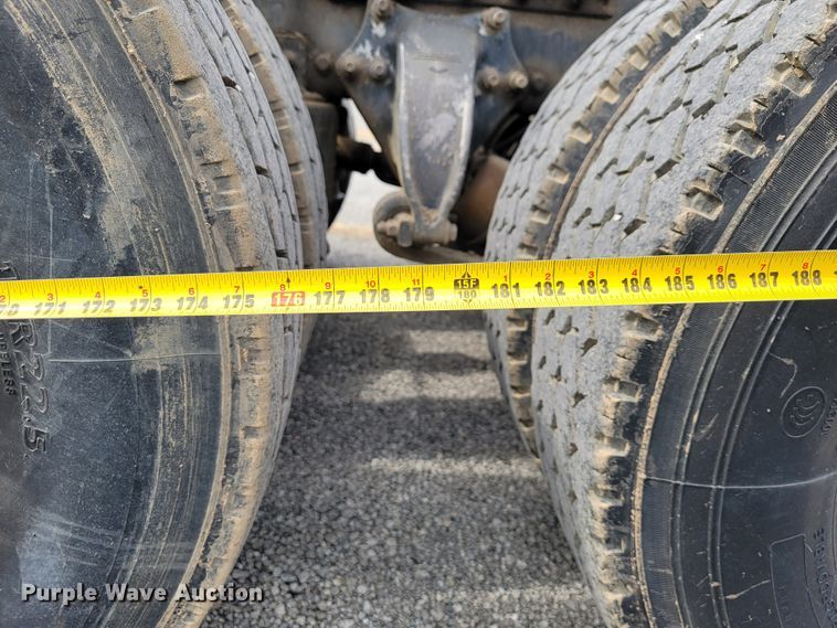 image for item JE9932 2000 Freightliner FLD120  semi truck