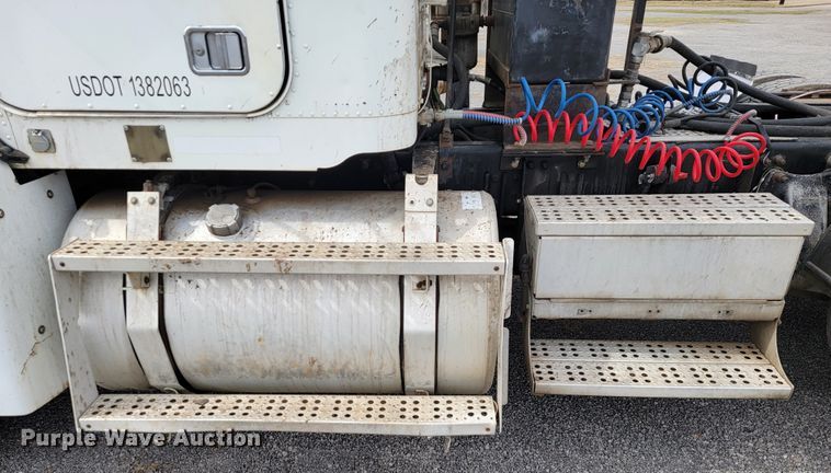 image for item JE9932 2000 Freightliner FLD120  semi truck