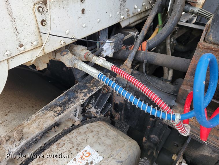 image for item JE9932 2000 Freightliner FLD120  semi truck